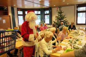 der Weihnachtsmann kam auch zur Feier!