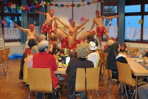 das Männerballett "Weilemer Strandgranaten" als Pyramide