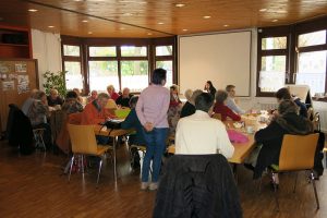 Anschaulich mit Fotos erläuterte Frau Scholz alle wichtigen Themen rund um das Hören