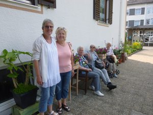 Am Bänkle: Marion, Teresia, Ella, Margot und Frau Fischer