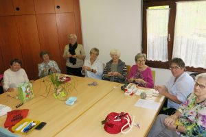 Ursula Wilk mit ihrer HANDARBEITSGRUPPE