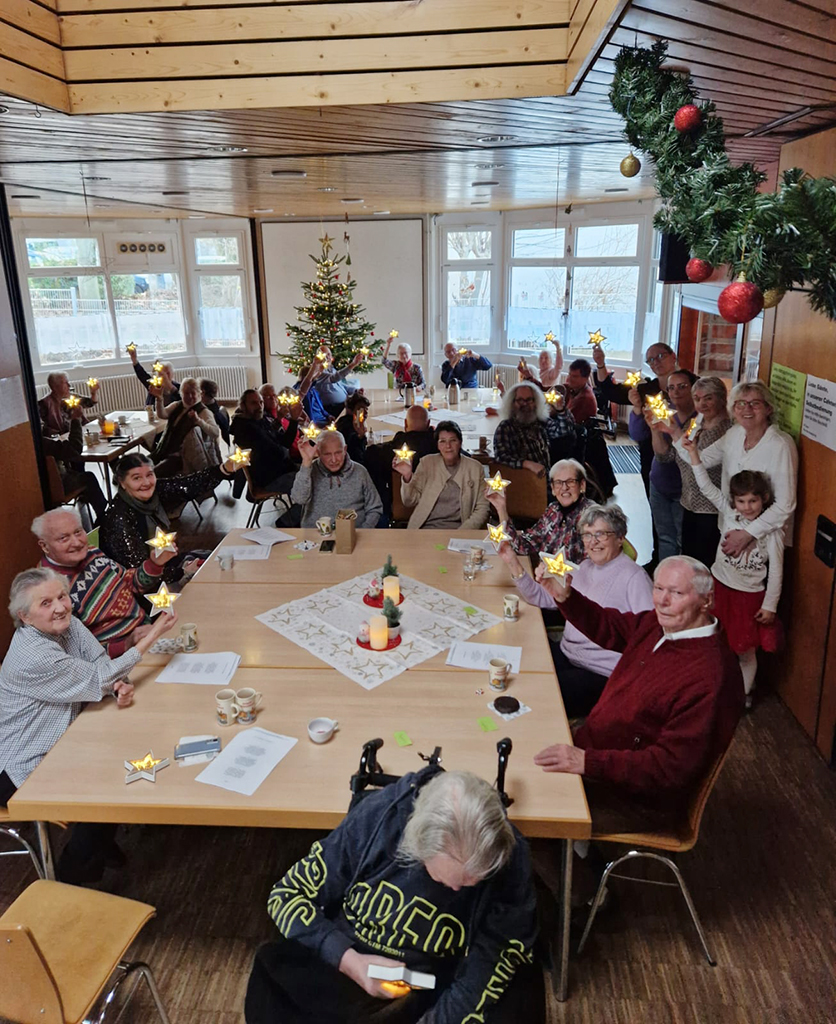 Weihnachtsfeier 2024 im Haus der Begegung. Wir wünschen Frohe Weihnachten!