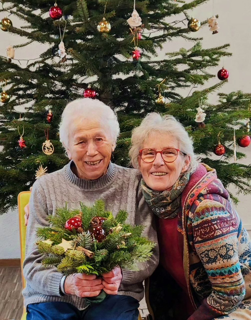 Frau Goß gratuliert Frau Gertrud Haug, Leiterin der Wandergruppe zum Geburtstag