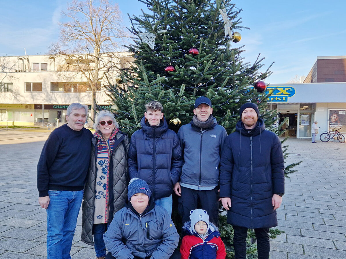 Weihnachtsbaum im Giebel aufgestellt - das Dekoteam im Vordergrund. Foto: privat